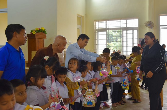 Ban Từ thiện: Tặng quà Trung Thu cho các em học sinh ở Đắk Som, Đăk Nông